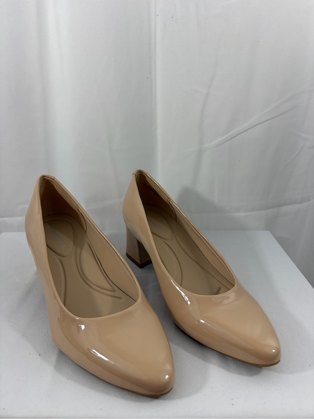 NWT Easy Spirit Women’s Size 5.5 Nude Block Heel Pumps